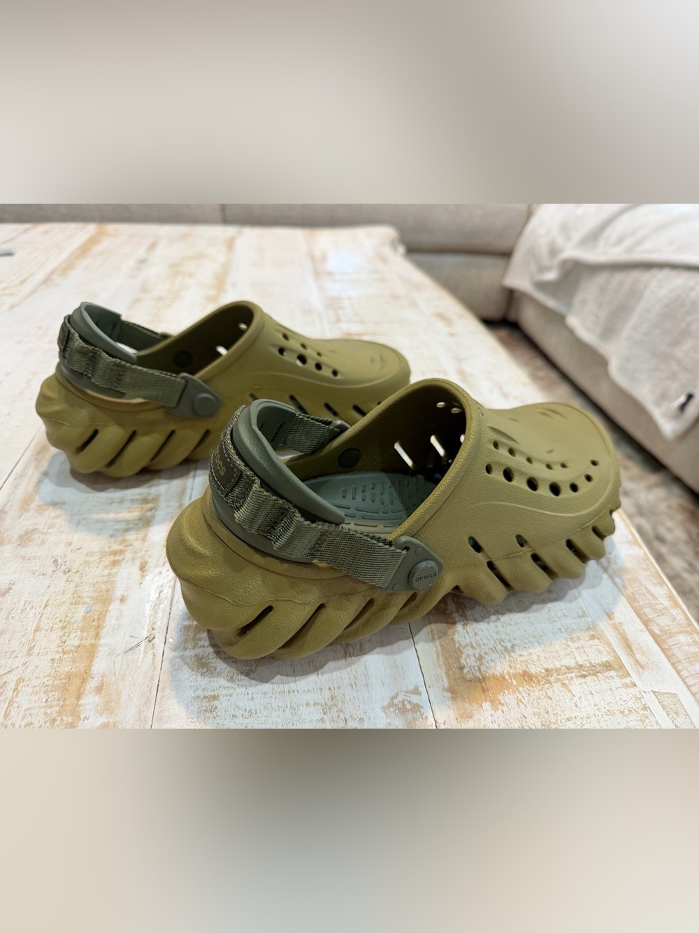 CROCS Echo Clog in Olive Green M4 W6 - Picture 4 of 6